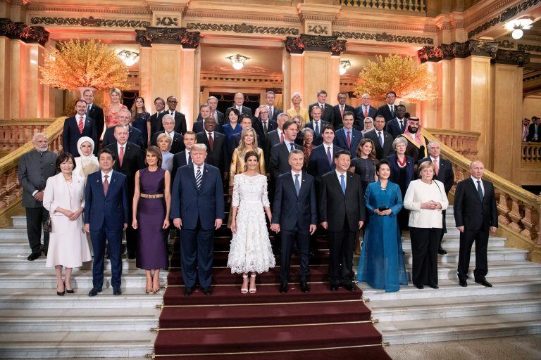 La foto de la familia G20 antes del espectáculo en el Colón (EFE/EPA/Guido Bergmann)