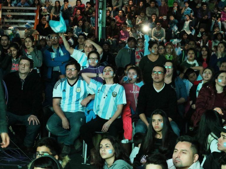 Los hinchas en el polideportivo en Tolhuin