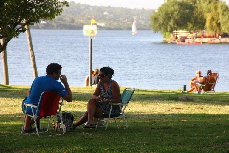 Familias disfrutando en zona de la costanera de Carlos Paz. (Imagen, Secretaría de Turismo y Deporte Municipal)