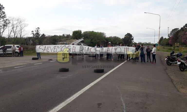 Ambientalistas cortaron la Ruta 12 en reclamo por la destrucción del Riachuelo. (Foto: Época)