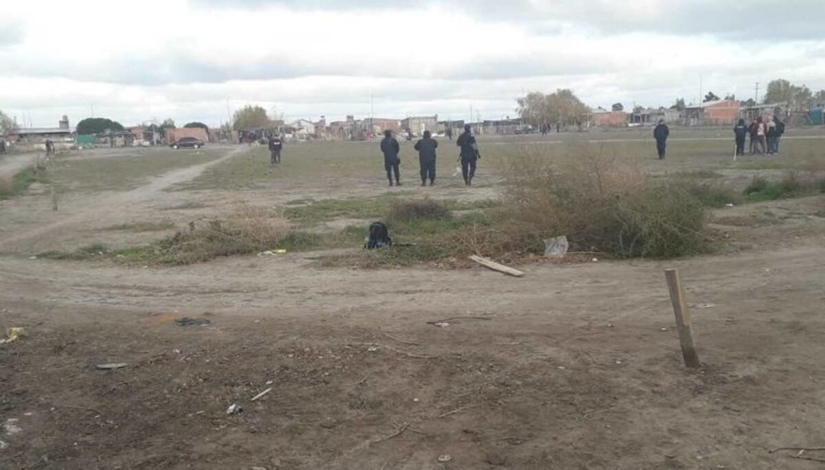 Más de 20 familias ocuparon una cancha de fútbol en Viedma