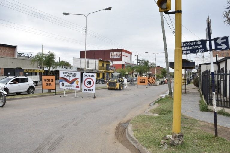 Los trabajos de pavimentación se realizan a media calzada para evitar cortes totales.