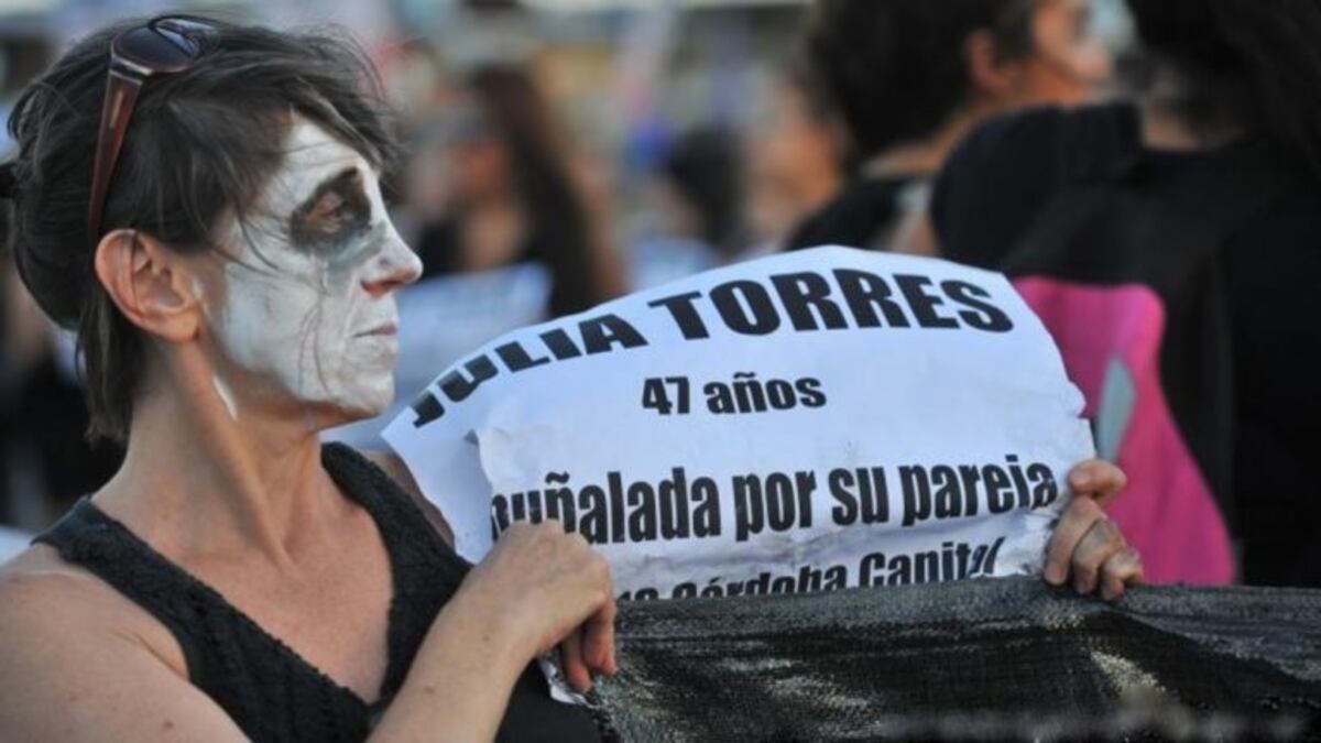 Piden juicio a tres policías que debían custodiar a víctima de femicidio