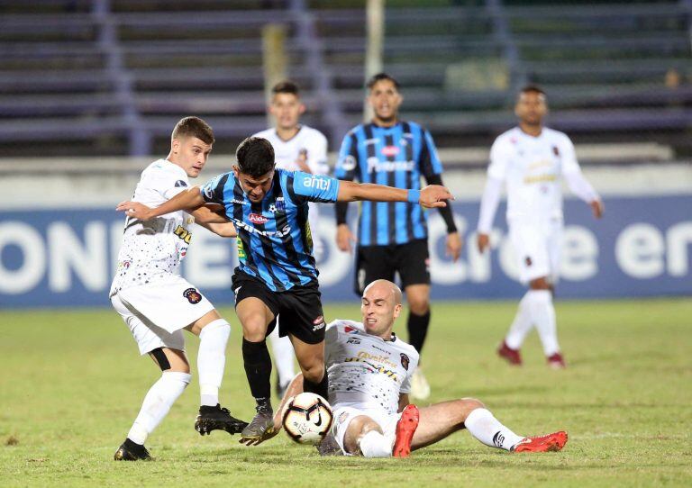 Federico Martínez (centro) llega a Rosario Central proveniente del Liverpool de Montevideo. (Archivo EFE)