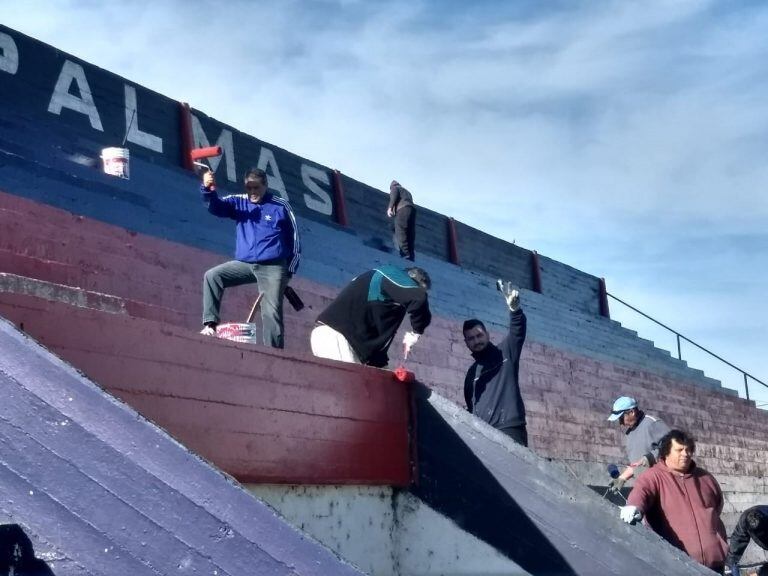 Dirigentes e hinchas de Las Palmas pintan su estadio