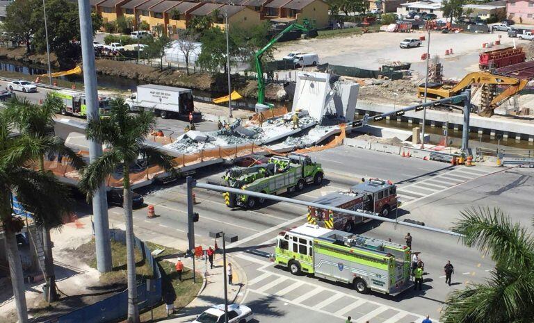 La estructura cedió y se derrumbó sobre una autopista de seis carriles.