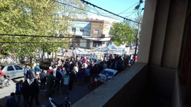 Trabajadores municipales reprimidos con gas pimienta. - 6