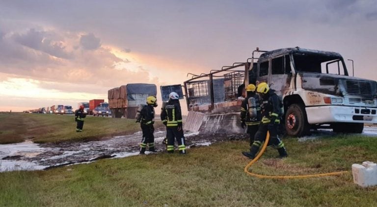 Incendio en la autopista Córdoba - Rosario (Bomberos de Villa María).