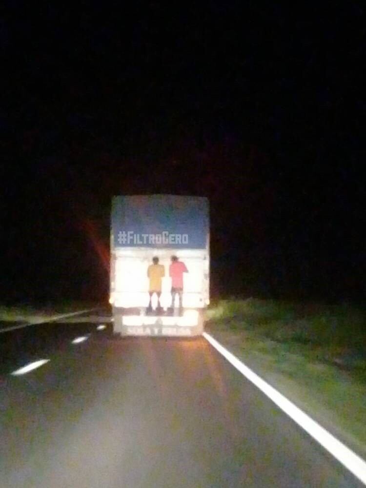 Dos jovenes viajaban enganchados al acoplado de un camión en Las Varillas