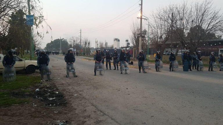 Trabajadores de la UOCRA se enfrentaron con la policía en la puerta de YPF en Ensenada.