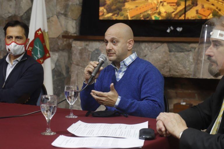 Intendente Daniel Gómez Gesteira junto al Secretario de Turismo, Deportes y Cultura Sebastián Boldrini, el Secretario de Economía y Finanzas Héctor Gilli y el Secretario de Desarrollo Urbano Ambiental Gustavo García Setti