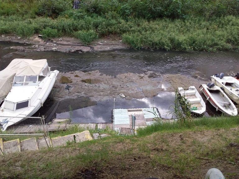 El arroyo Ludueña luce casi sin agua en su desembocadura en el Paraná. (Vía Rosario)