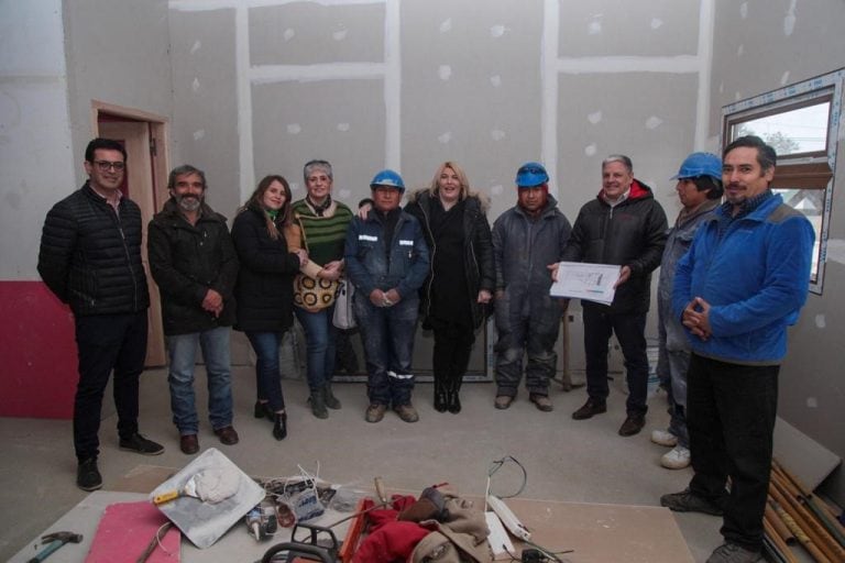 Bertone recorre la obra de la Escuela Especial N°4 de Tolhuin