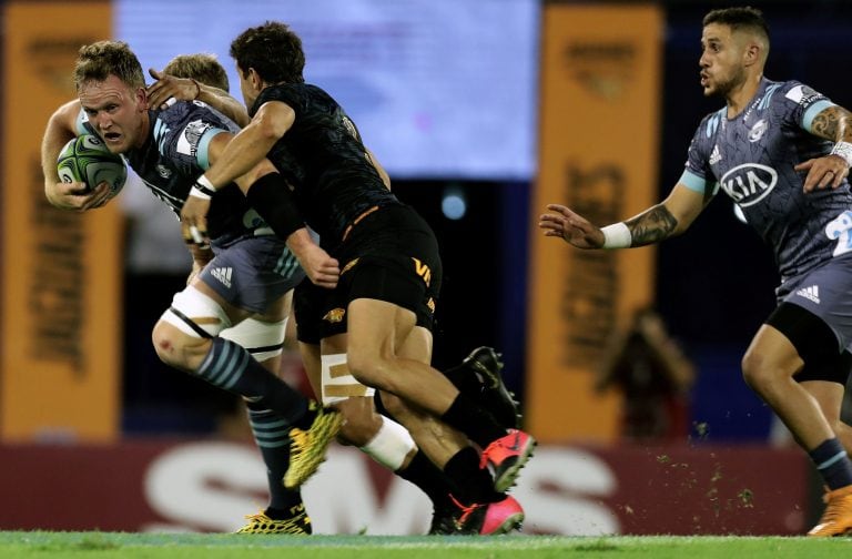 Ben Lam alcanza a Tomas Cubelli (Foto: ALEJANDRO PAGNI / AFP)