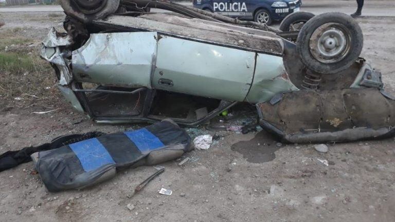 En el Peugeot 504 viajaban seis personas. Fuentes policiales.