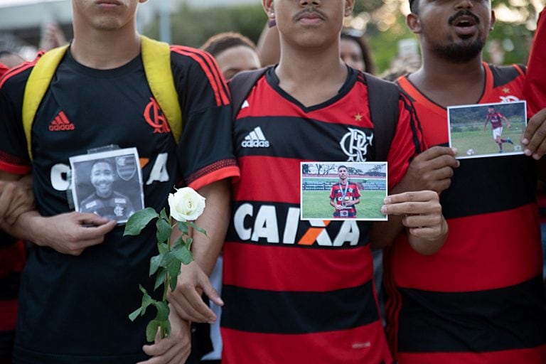 Familiares e hinchas se reunieron para pedir justicia por las víctimas del incendio (AFP)