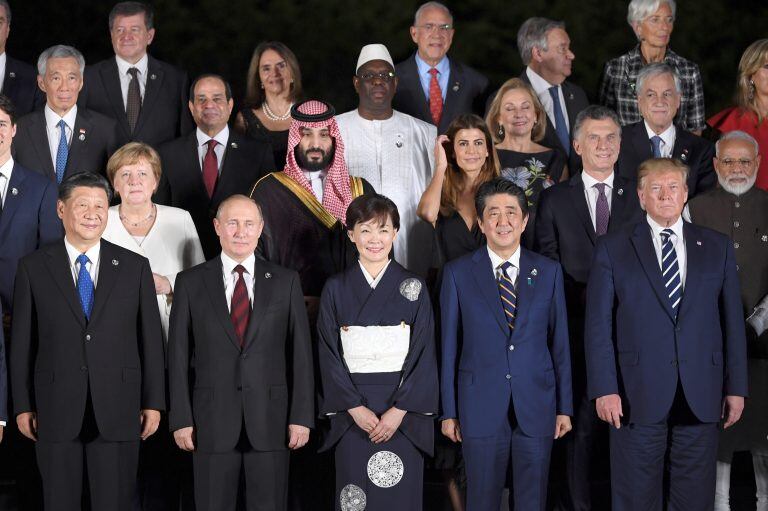 El presidente argentino, Mauricio Macri (2d, segunda fila) y su mujer, Juliana Awada (3d, segunda fila), posan junto a otros líderes mundiales durante la cumbre del G20 realizada en Osaka, Japón. EFE/ Prensa G20/Foto cedida