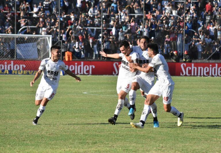 Festejos del gol histórico de Cristian Vega.