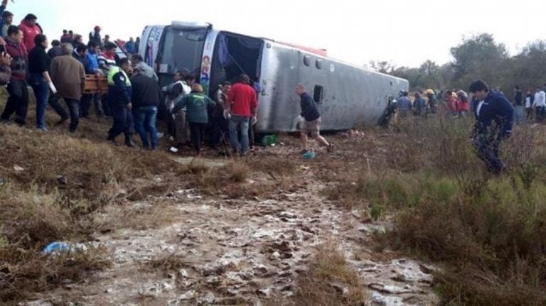 Así quedó el micro que volcó en Tucumán.