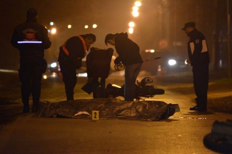 Un roce entre dos motos dejó una víctima fatal. Fotos: Héctor Portela.