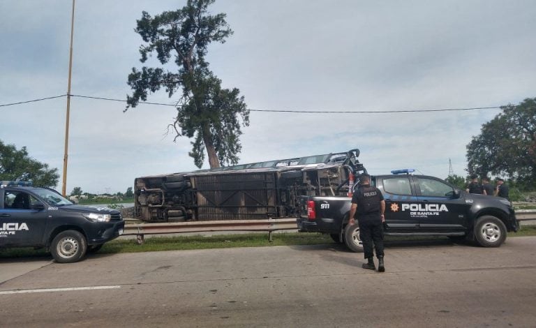 Volcó un micro de media distancia y hay 14 heridos, algunos de gravedad (@movil_kike)