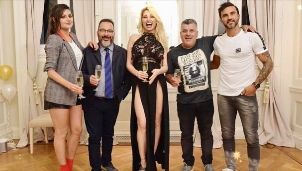 "Divina comida", el nuevo ciclo de Telefe que conduce Gerardo Rozín, en el que "Poroto" Cubero, "Jujuy" Jiménez, Vicky Xipolitakis y "Pichu" Straneo compiten para ver quién es el mejor anfitrión (Foto: Instagram/ @victoriaxipolitakisok)