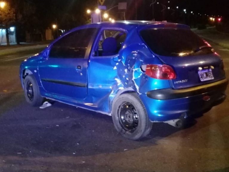 Fuerte accidente dejó a dos motociclistas graves.