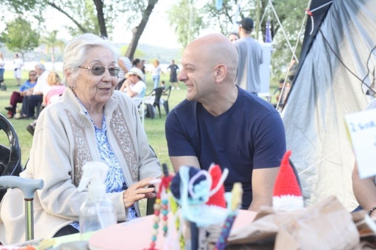 El Intendente visitó la feria y recorrió todo el lugar.