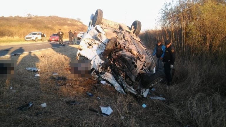 Así quedó uno de los automóviles involucrados en el accidente.