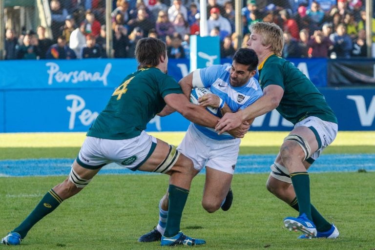 (Jerónimo de la Fuente de Pumas de Argentina en acción contra Eben Etzebeth de Springbocks de Sudáfrica. (Foto: EFE / Jan Touzeau)