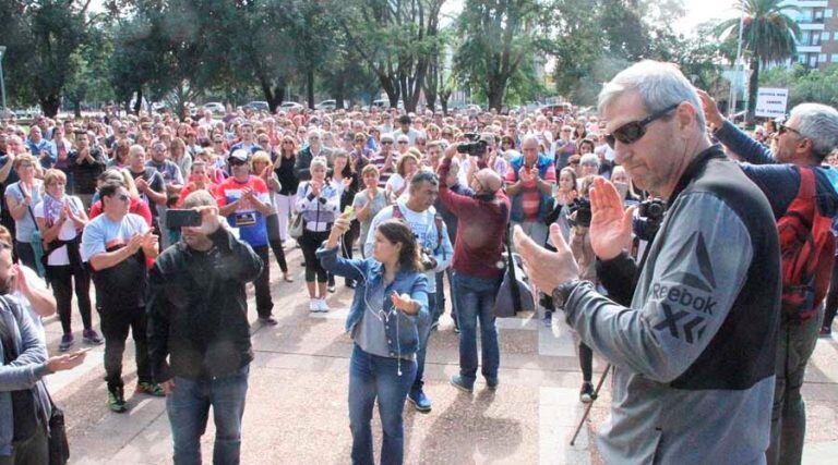 Cientos de vecinos se congregaron en la Plaza San Martín (Infopico)