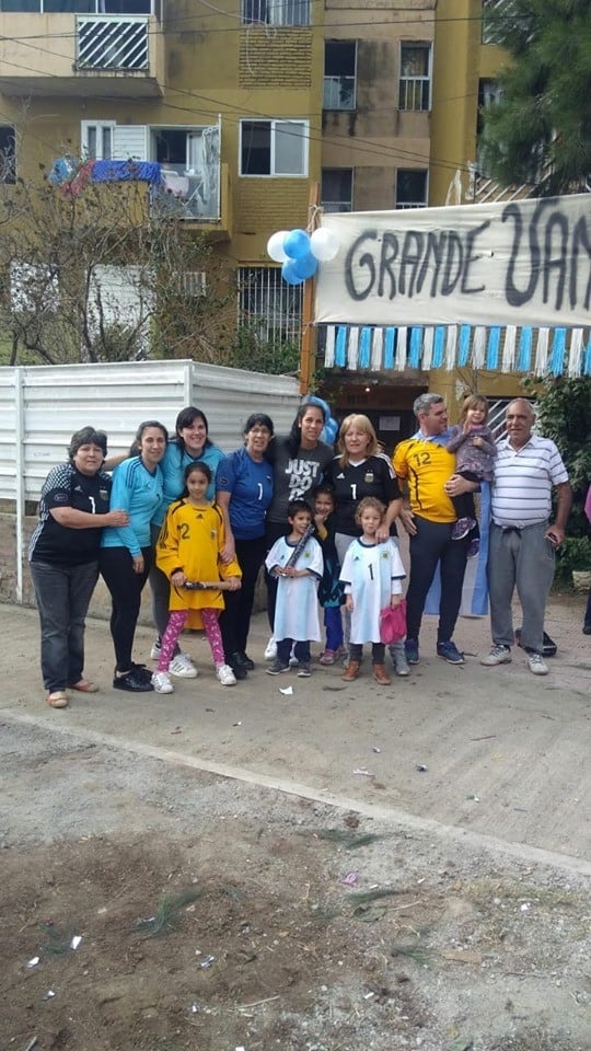 La familia de la ex Boca y Banfield preparó una bandera para el reencuentro con la futbolista. (Facebook)