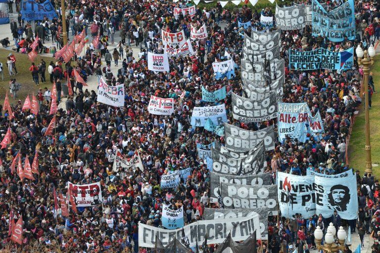 Barrios de Pie y el Polo Obrero se movilizan en la Plaza de Mayo con ollas populares. (Federico Imas)