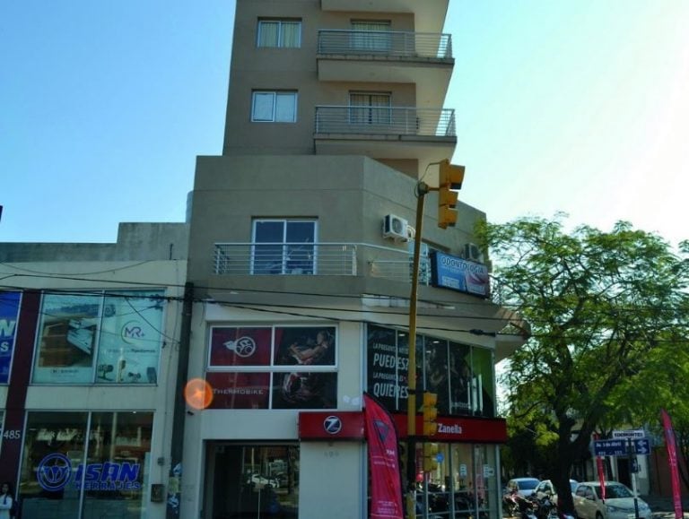 El edificio ubicado en avenida 3 de Abril al 400, uno de los tres a los que ingresaron a robar durante el fin de semana. (Foto: Época)