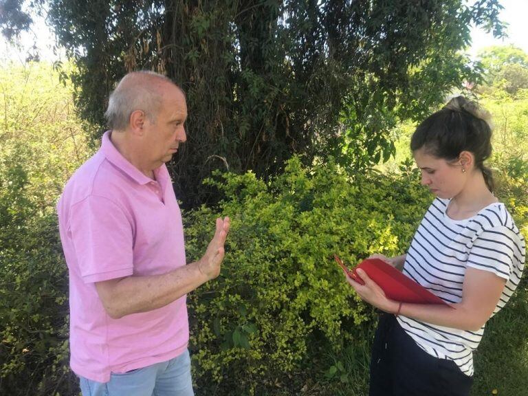 Hernán Lombardi trabaja con una colaboradora, en los últimos detalles previos al arribo del presidente Macri a San Salvador de Jujuy.