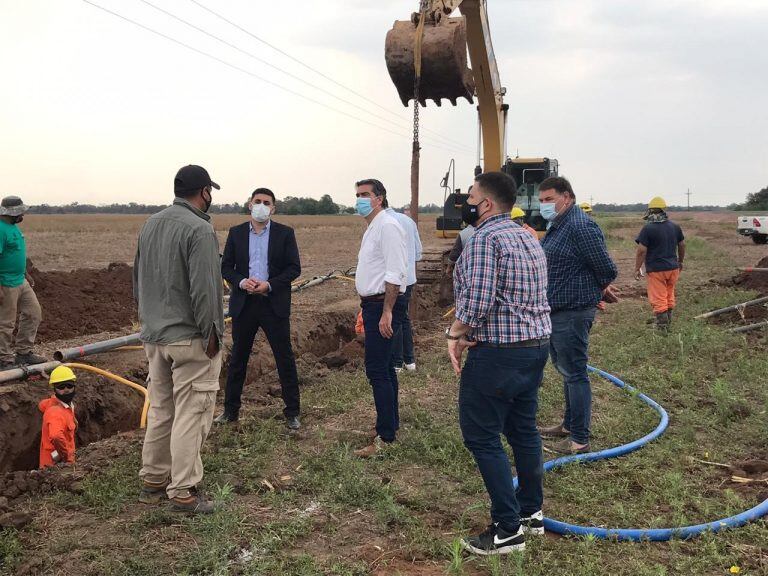 Capitanich dialogando con un obrero del segundo acueducto (Foto: Gentileza Prensa Casa de Gobierno del Chaco)