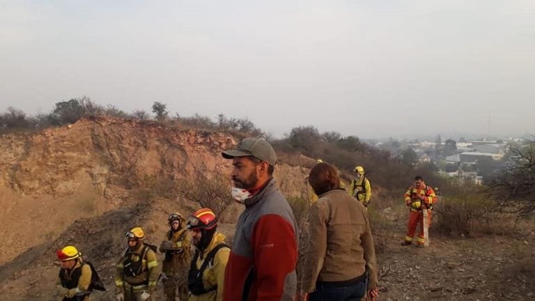 Bomberos trabajando en el incendio desatado este miércoles en cercanía de los en cercanías de los barrios, Villa del Río, Sol y Río y Villa Independencia. (Foto: prensa municipal).