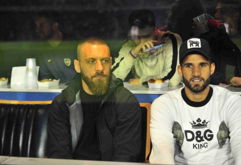 De Rossi siguiendo de cerca a Boca junto a Lisandro López, Nández y Alexis Mac Allister. (Foto:Marcelo Caroll)