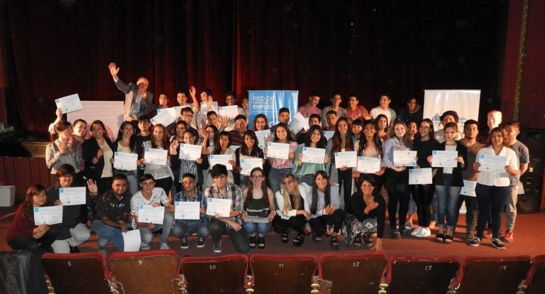 50 jóvenes recibieron sus certificados