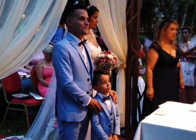 En la ceremonia el cantante de Volcán estuvo acompañado de su hijo.