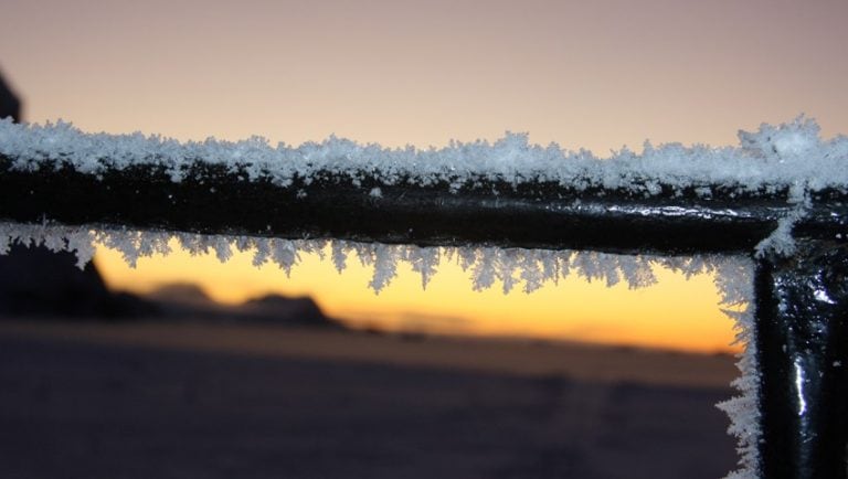 En una baranda se visualiza pequeños cristales de hielo, es la cencellada, un fenómeno meteorológico poco conocido provocado por una elevada humedad ambiente con una baja temperatura ambiental. El día de la foto era de -17°C centígrados.