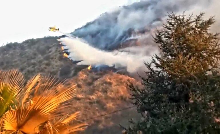 Incendio forestal en las sierras carlospacenses al sur de la ciudad. (Imagen: captura / video gentileza Lucas Garnica).