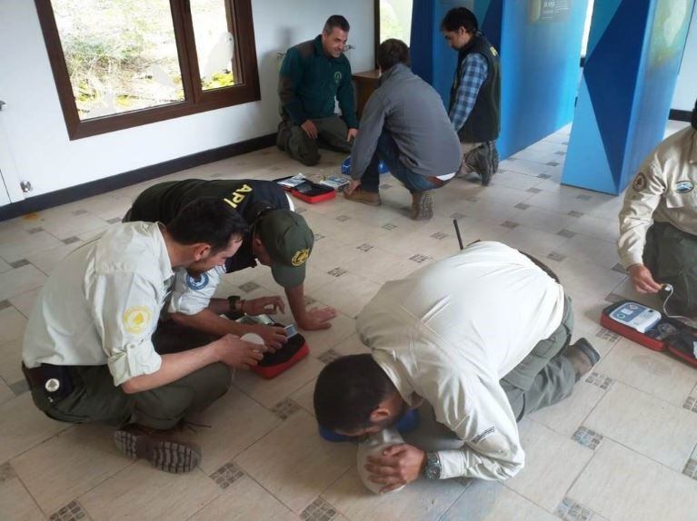 Personal del  Parque Nacional Los Glaciares en un curso de capacitacion RCP y uso de DEA