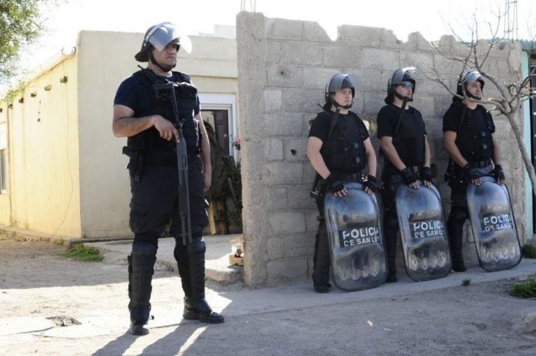 La Policía de San Luis durante los allanamientos por el crimen de Jonathan Magallanes. Foto: El Diario de la República.