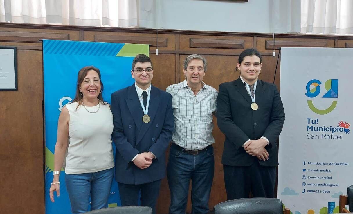 Aarón Martín Revecco Bustos y Lionel Adrián Pavés recibieron un reconocimiento del intendente Emir Félix.