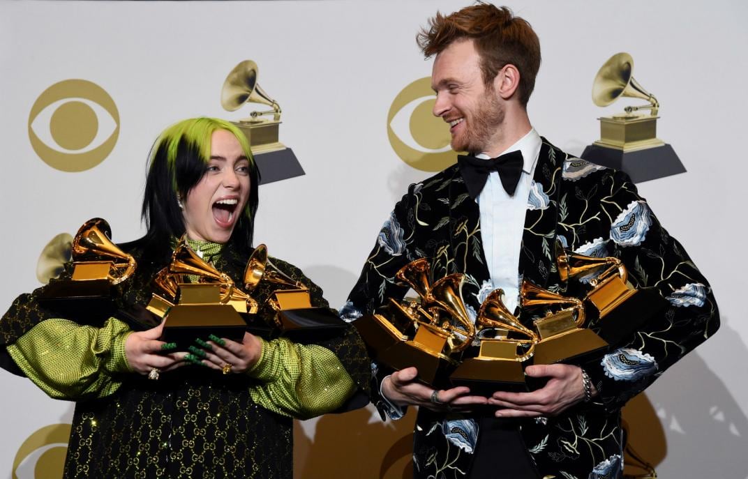 Billie Eilish y su hermano Finneas. Máximos ganadores. (AP)