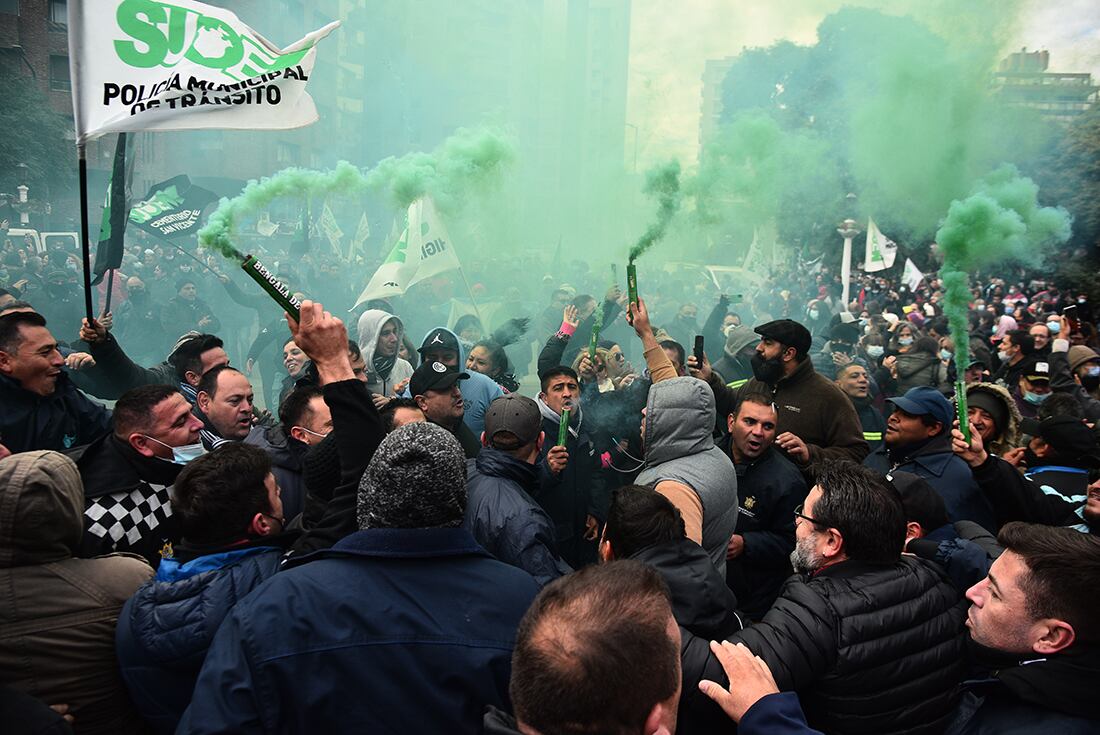 El gremio del Suoem marcha hacia el Centro Civico por las calles de la ciudad de Córdoba. (Pedro Castillo / La Voz)