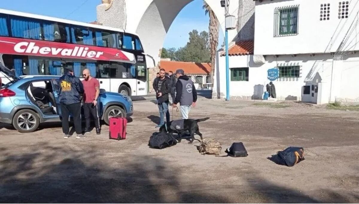 Controlaron micros que ingresaban a Mendoza con hinchas de Boca y hubo varios secuestros