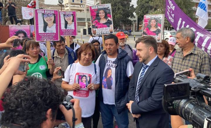 Mónica Cunchila y Juan Rueda, los padres de Iara Rueda, junto al abogado Julián Ernesto Martín Palmieri, en diálogo con los periodistas a la salida de los Tribunales de Jujuy.