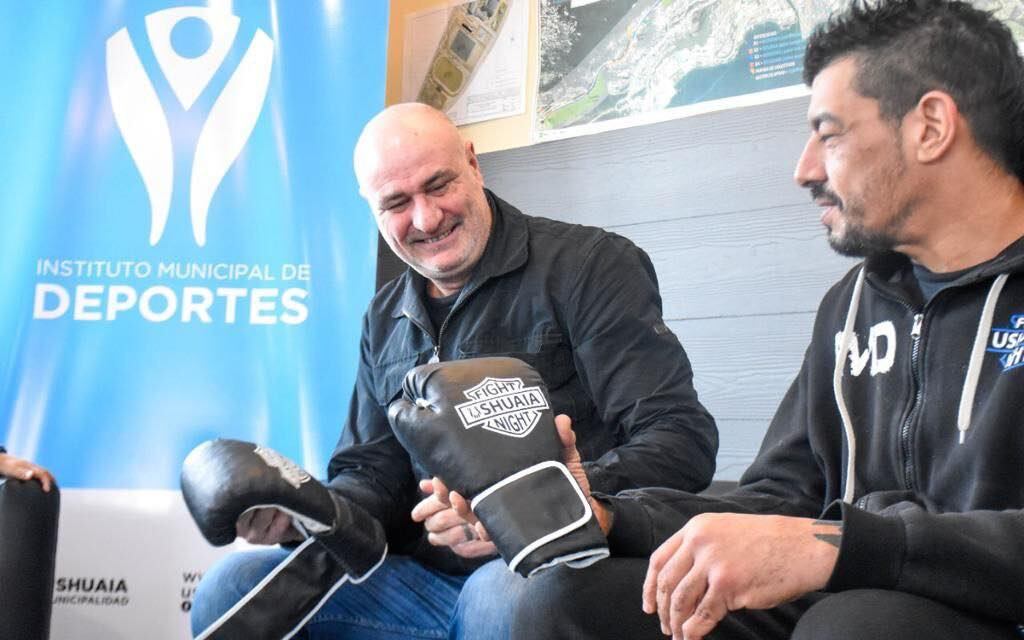 EL Chino Vallejos entregó un par de guantes al presidente del IMD.